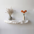 Ledge stenen wandplank met twee vazen